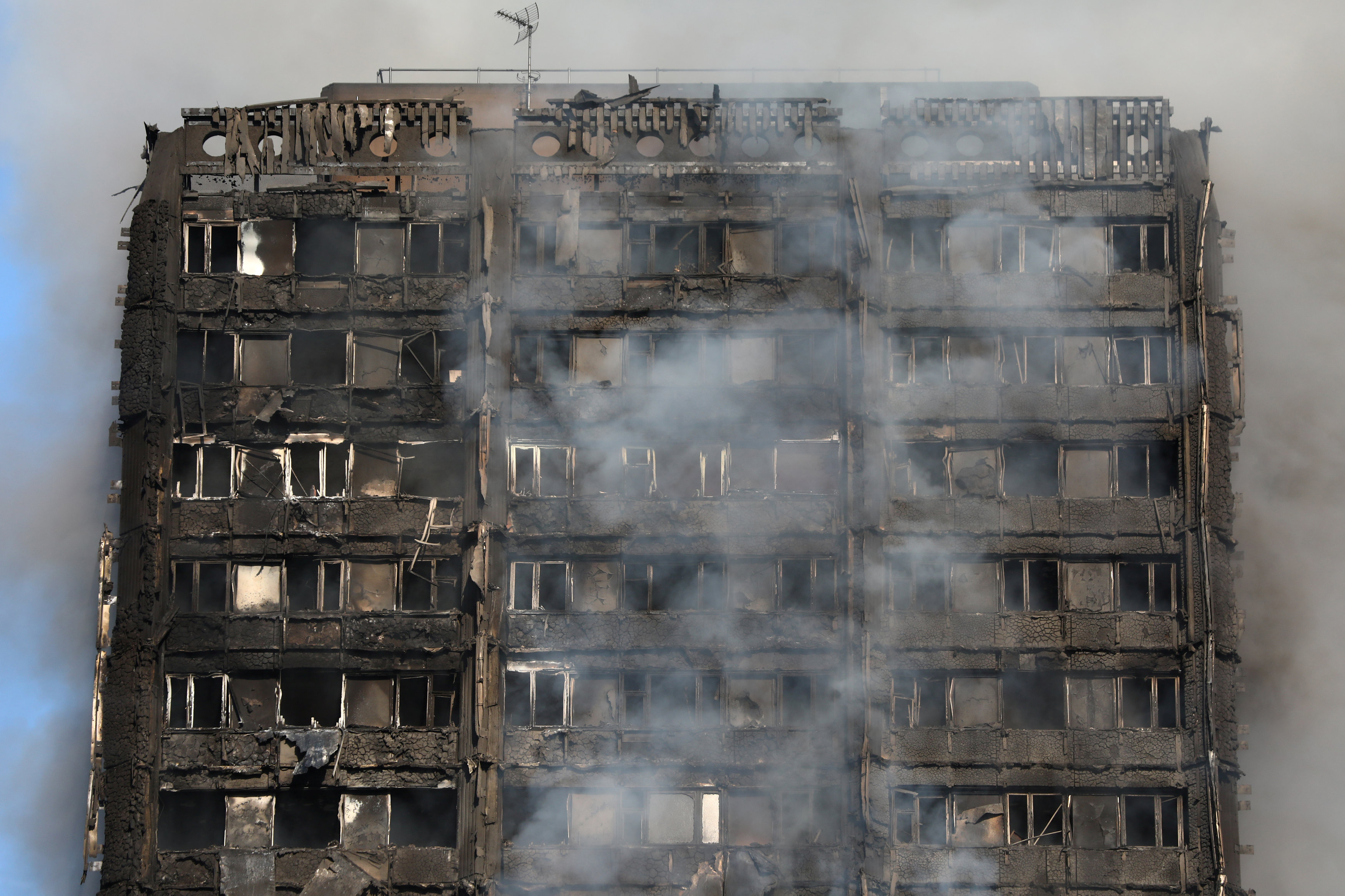 Khung cảnh như phim kinh dị bên ngoài tòa nhà cháy ở London - Ảnh: Reuters