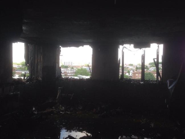 Những ô cửa sổ trống hoác và nền nhà tan nát trong tòa nhà bị cháy tại London - Ảnh: news.com.au