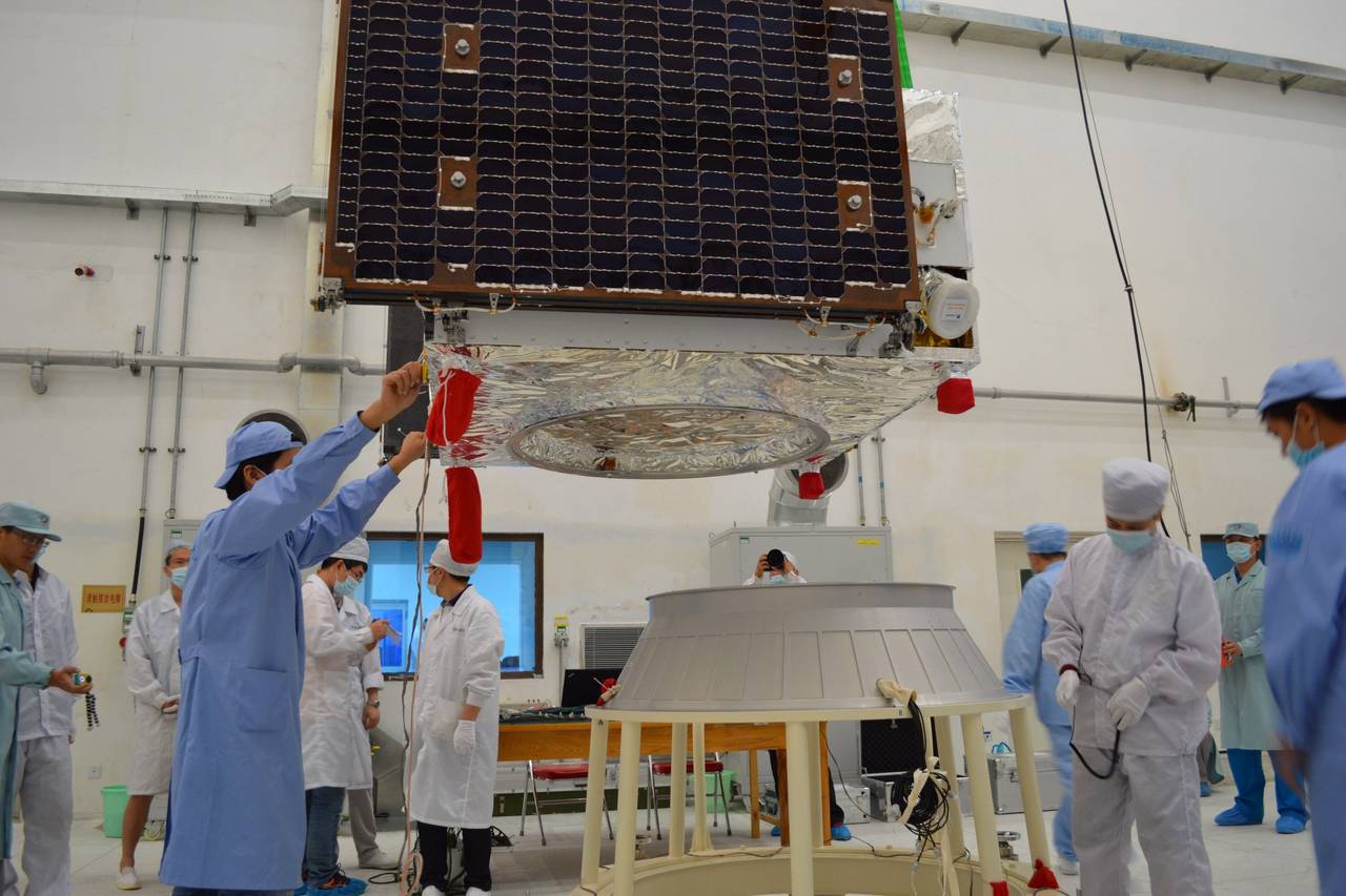 Các kỹ sư Trung Quốc hoàn tất khâu chuẩn bị trước khi phóng vệ tinh Micius hồi tháng 8-2016 - ảnh: XInhua