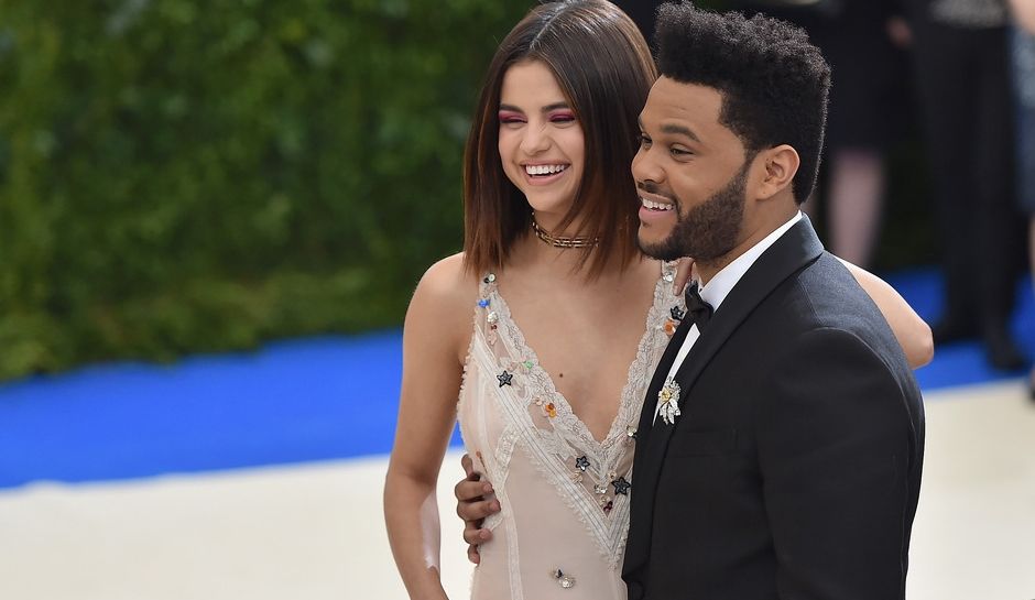 Selena Gomez và The Weeknd trên thảm đỏ Met Gala 2017 - Ảnh: Getty Images