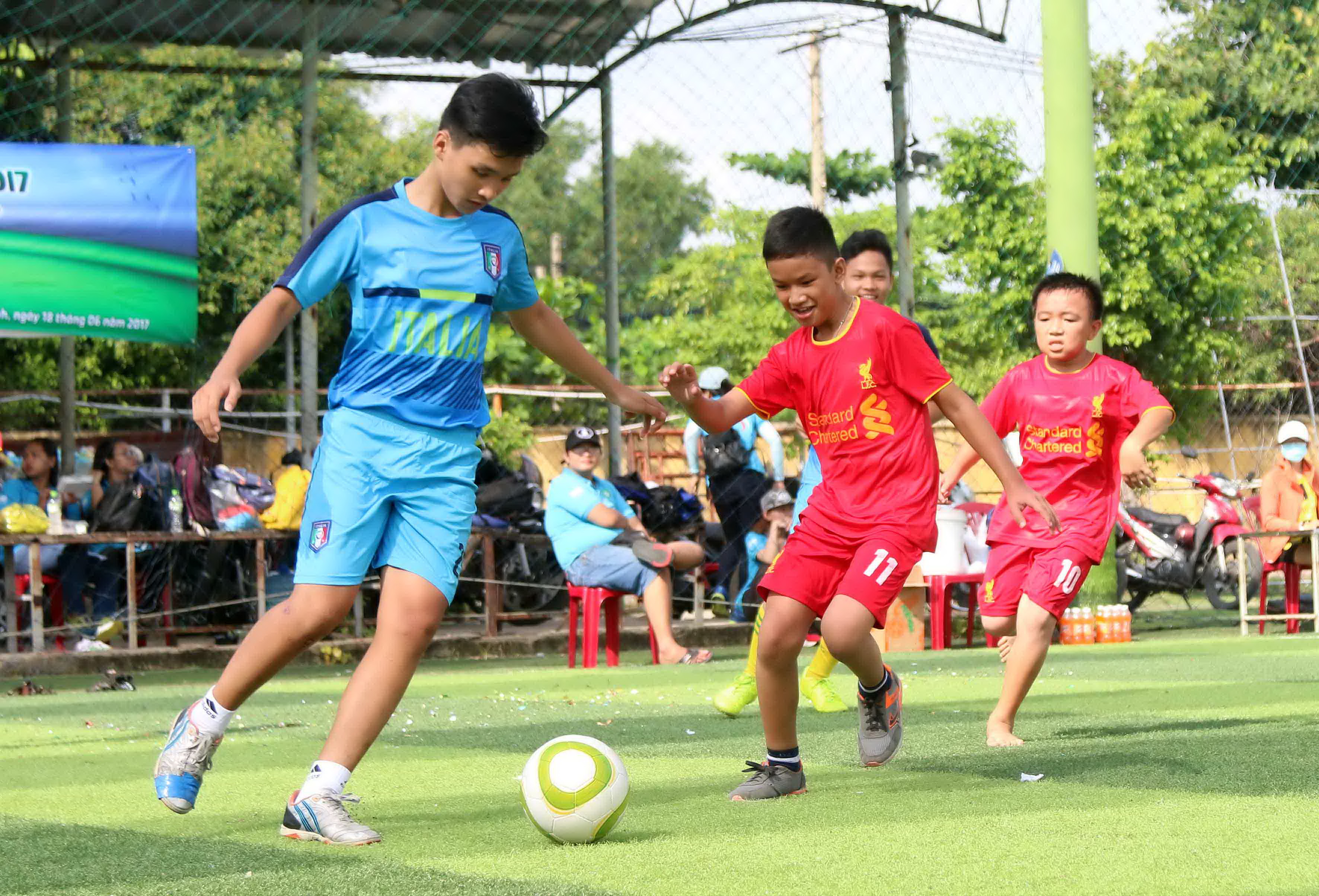 Các cầu thủ là trẻ em có hoàn cảnh đặc biệt chơi bóng trong niềm vui vô bờ bến. Ảnh: N.K.
