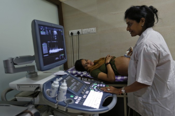 Phụ nữ mang thai kiểm tra y tế tại Ấn Độ - Ảnh: Reuters