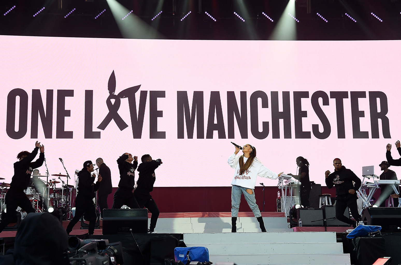 Ariana Grande biểu diễn tại show One Love Manchester ngày 4-6 - Ảnh:Getty Images