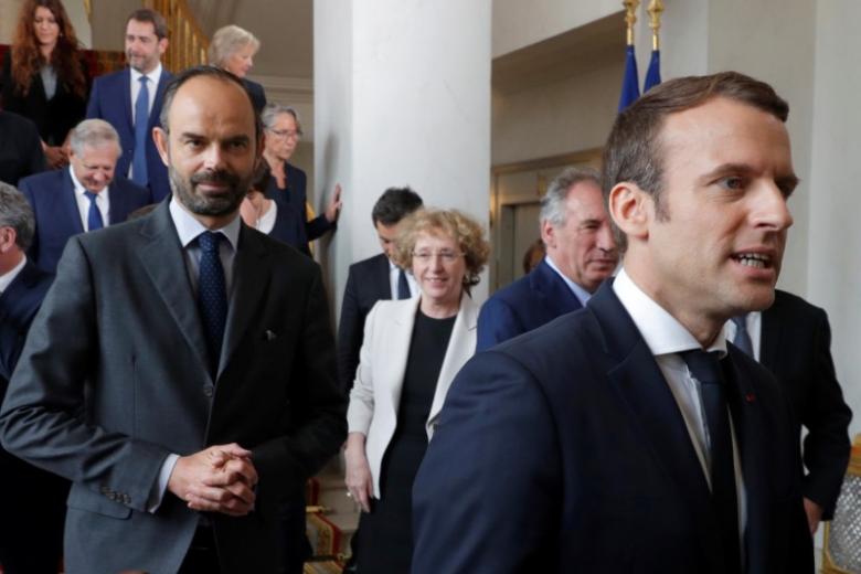 Tổng thống Pháp Macron (phải) và Thủ tướng Philippe - Ảnh: Reuters