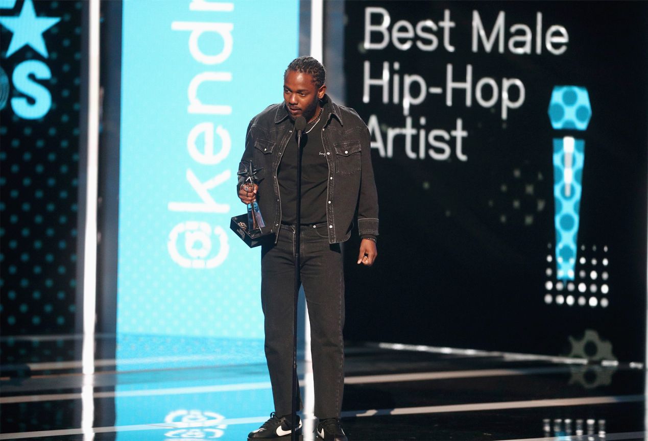 Kendrick Lamar nhận giải Nam nghệ sĩ Hip-hop xuất sắc nhất - Ảnh: BET