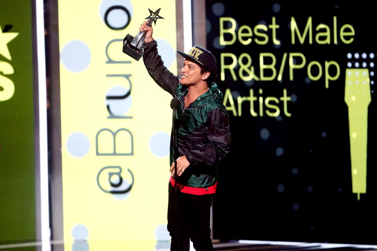 Bruno Mars nhận giải Nam nghệ sĩ R&B/pop xuất sắc nhất - Ảnh: BET