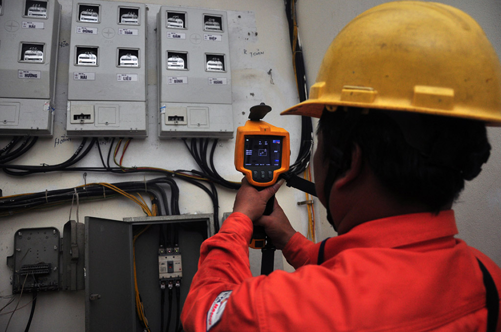 Công nhân EVN Hà Nội tăng cường công tác kiểm tra điểm tiếp xúc, thiết bị điện bằng camera chụp ảnh nhiệt