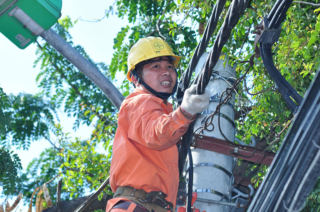 Công nhân EVN Hà Nội triển khai nhiều phương án đảm bảo cung ứng điện ổn định cho nhân dân trên địa bàn Thủ đô