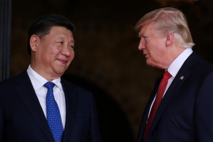 Tổng thống Mỹ Donald Trump (phải) và Chủ tịch Trung Quốc Tập Cận Bình gặp nhau ở khu nghỉ mát Mar-a-Lago hồi tháng 4-2017 - Ảnh: Reuters
