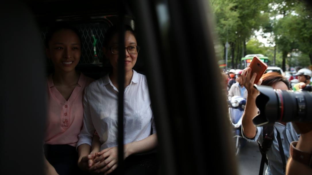 Hoa hậu Phương Nga và Nguyễn Đức Thùy Dung vui mừng lên xe về lại trại tạm giam để làm thủ tục cho tại ngoại - Ảnh: Hữu Khoa