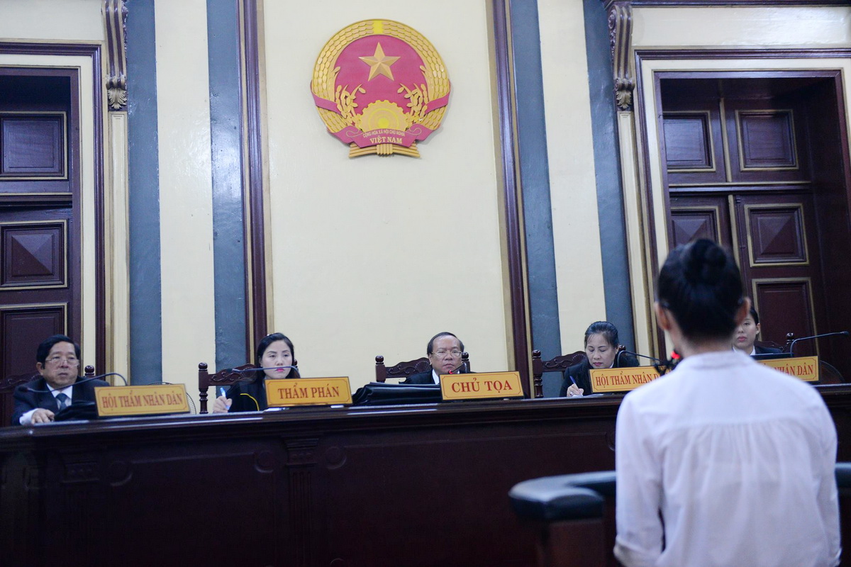 Chủ tọa phiên tòa hỏi bị cáo Thùy Dung về quá trình viết thư trên giấy nilong và đưa ra ngoài - Ảnh: Hữu Khoa