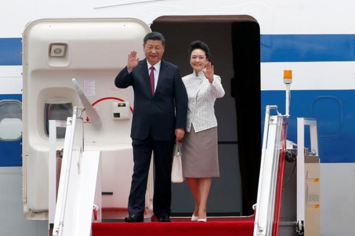 Chủ tịch Tập Cận Bình và Phu nhân Bành Lệ Viện đáp chuyến bay xuống Hong Kong ngày 29-6 - Ảnh: Reuters
