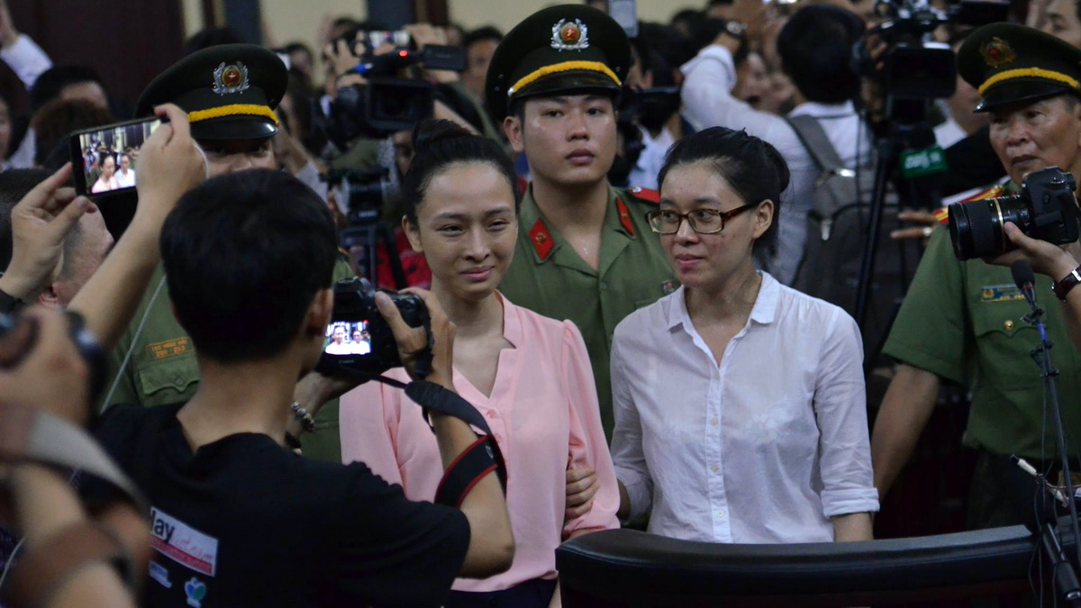 Hoa hậu Phương Nga và Nguyễn Đức Thùy Dung nghe tòa công bố quyết định thay đổi biện pháp ngăn chặn - Ảnh: Hữu Khoa