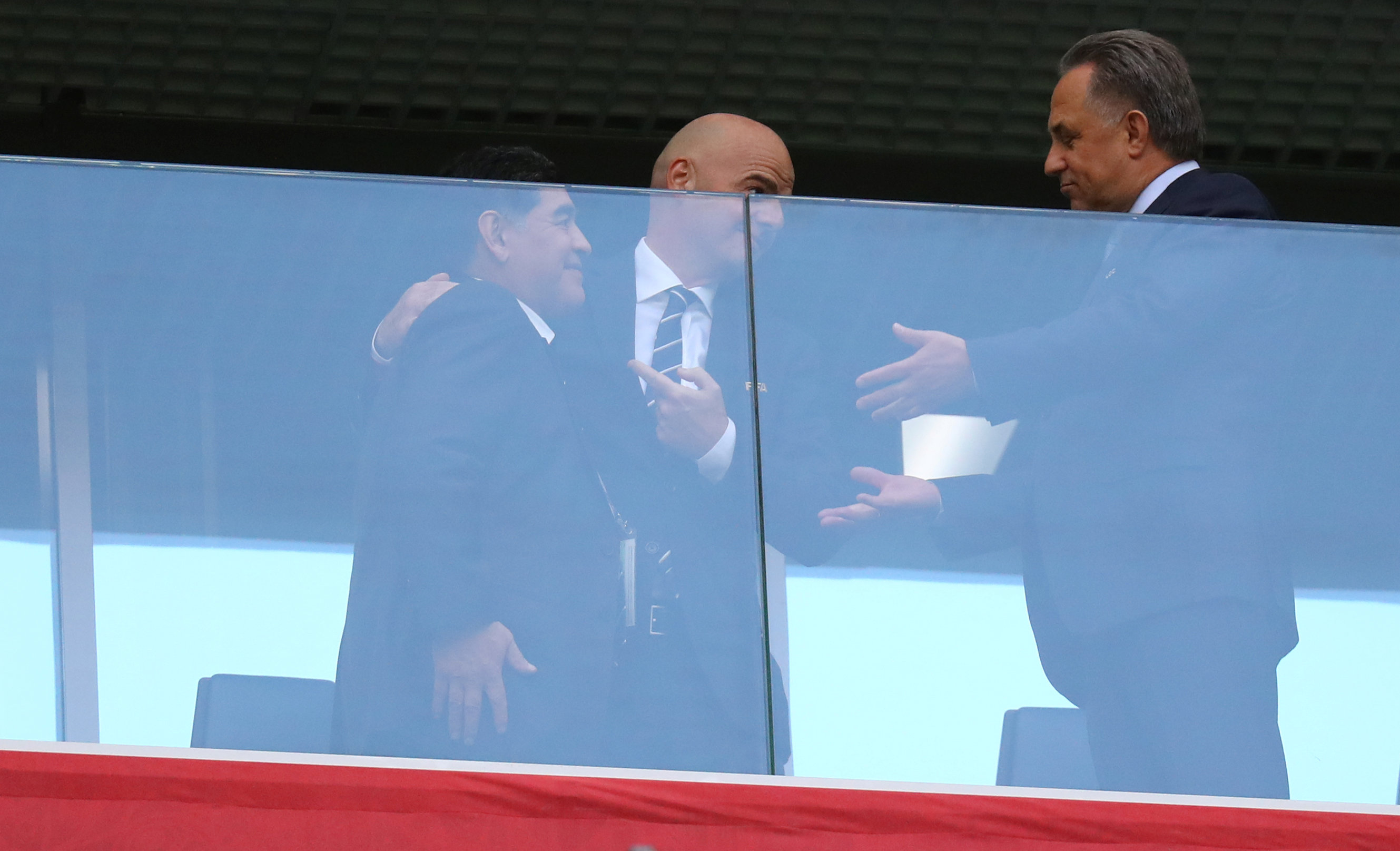 Huyền thoại bóng đá Argentina Diego Maradona (bìa trái), chủ tịch FIFA Gianni Infantino (giữa) và bộ trưởng Thể thao Nga Vitaly Mutko có mặt trên khán đâì VIP dự khán trận chung kết.