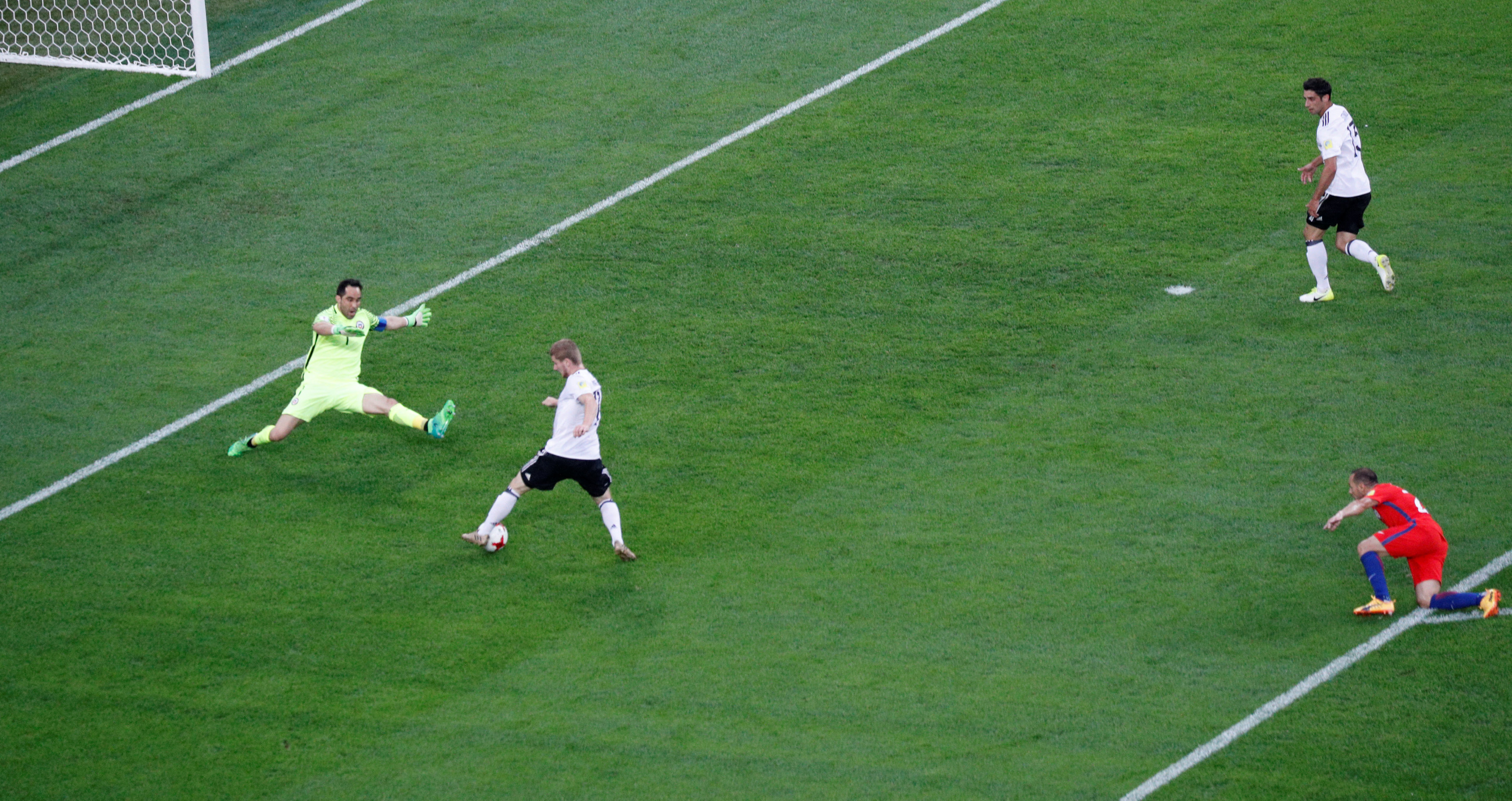 Timo Werner chuyền bóng dọn cỗ để Lars Stindl ghi bàn mở tỉ số trận đấu.