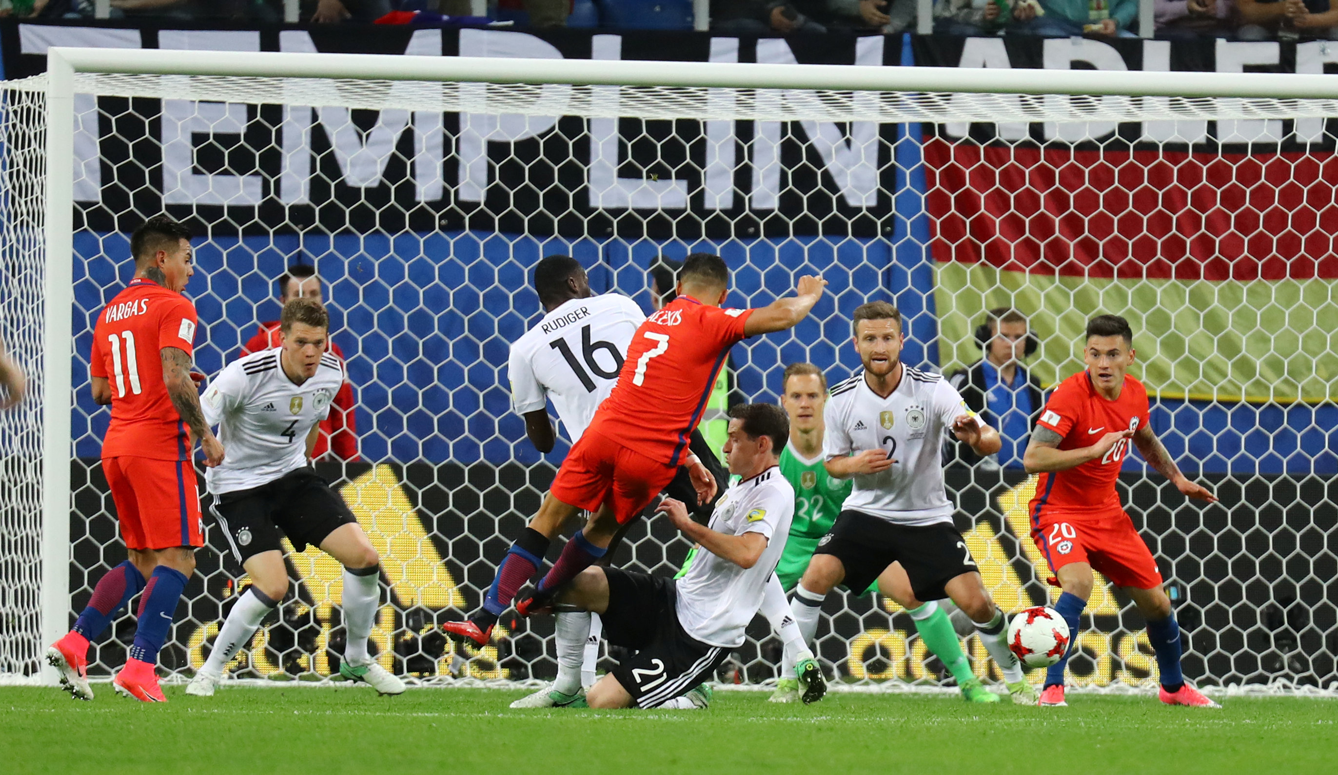 Sanchez cố gắng dứt điểm trong vòng vây các cầu thủ Đức.