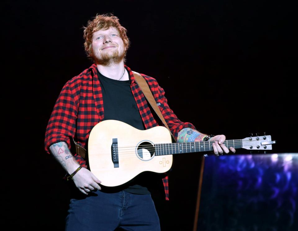 Ed Sheeran biểu diễn tại Glastonbury 2017 - Ảnh: PA