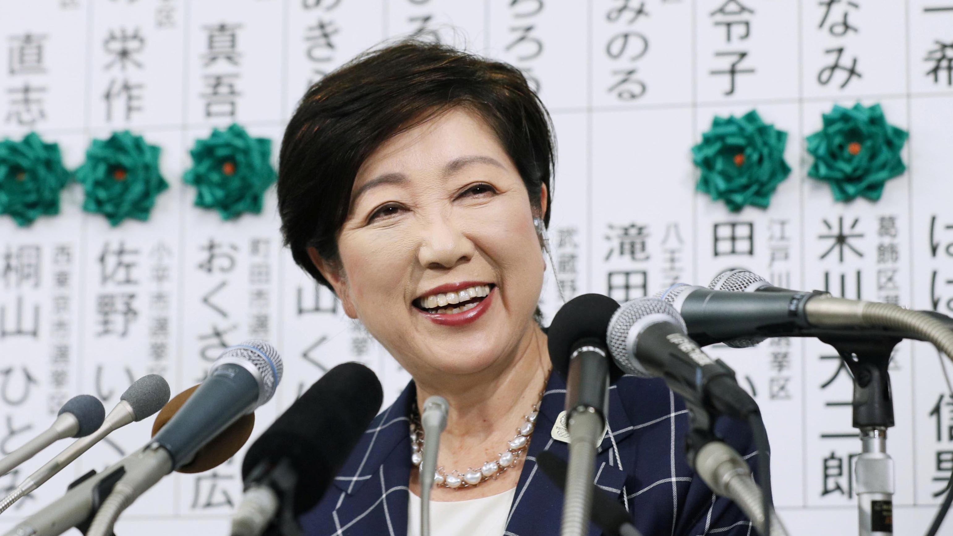 Bà Yuriko Koike, thị trưởng Tokyo, tươi cười sau kết quả bầu cử hội đồng Tokyo - Ảnh: Reuters