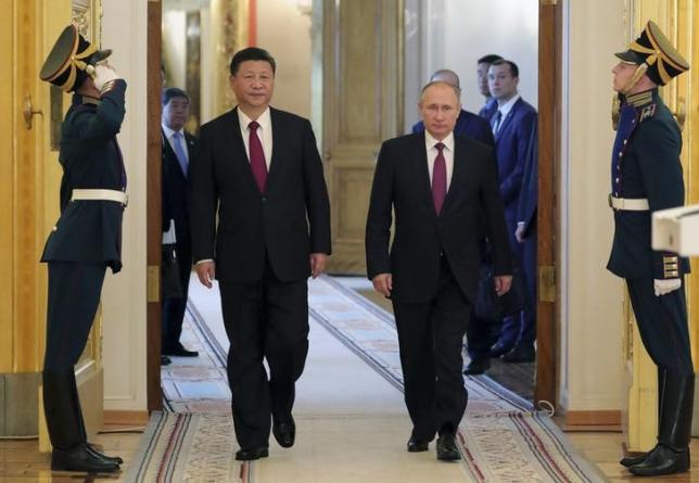 Chủ tịch Trung Quốc Tập Cận Bình (trái) và Tổng thống Nga Vladimir Putin trong cuộc gặp giữa hai người ở Điện Kremlin hôm 4-7 - Ảnh: Reuters
