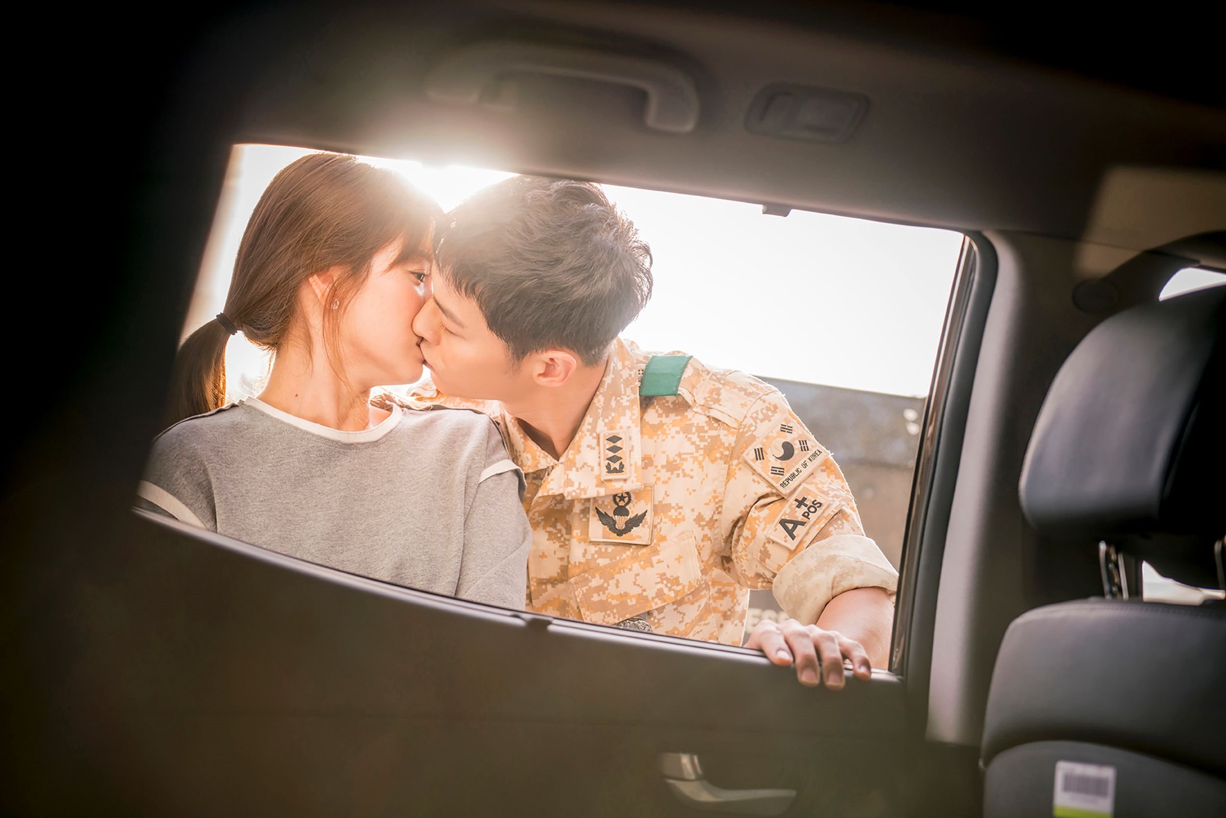 Song Joong Ki và Song Hye Kyo trong Hậu duệ Mặt trời