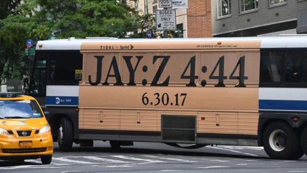 4:44 được quảng bá trên một chiếc xe buýt ở New York - Ảnh: Getty Images