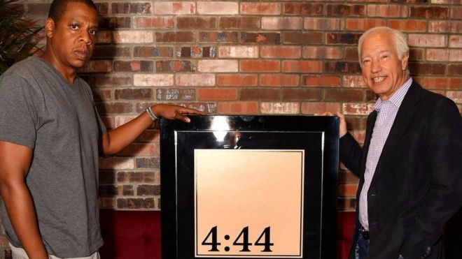 Jay-Z đón nhận danh hiệu đĩa bạch kim cho 4:44 - Ảnh: Roc Nation