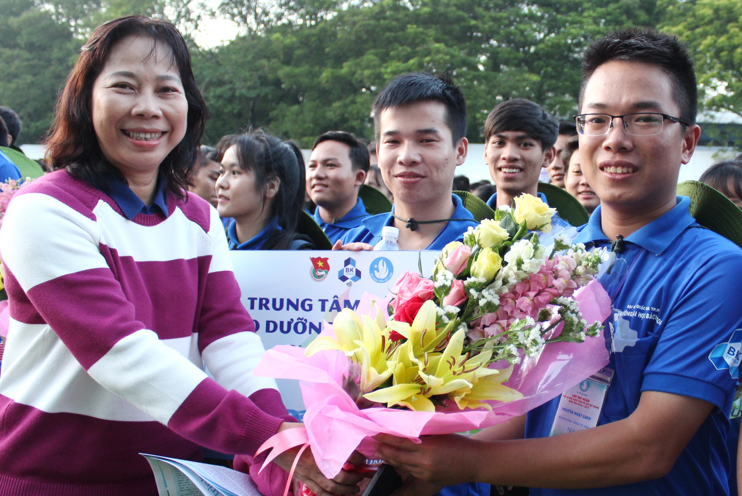 TS Lê Thị Thanh Mai - trưởng ban công tác sinh viên ĐH Quốc gia TP.HCM - tặng hoa động viên chiến sị ĐH Bách khoa lên đường làm nhiệm vụ - Ảnh: Q.L.