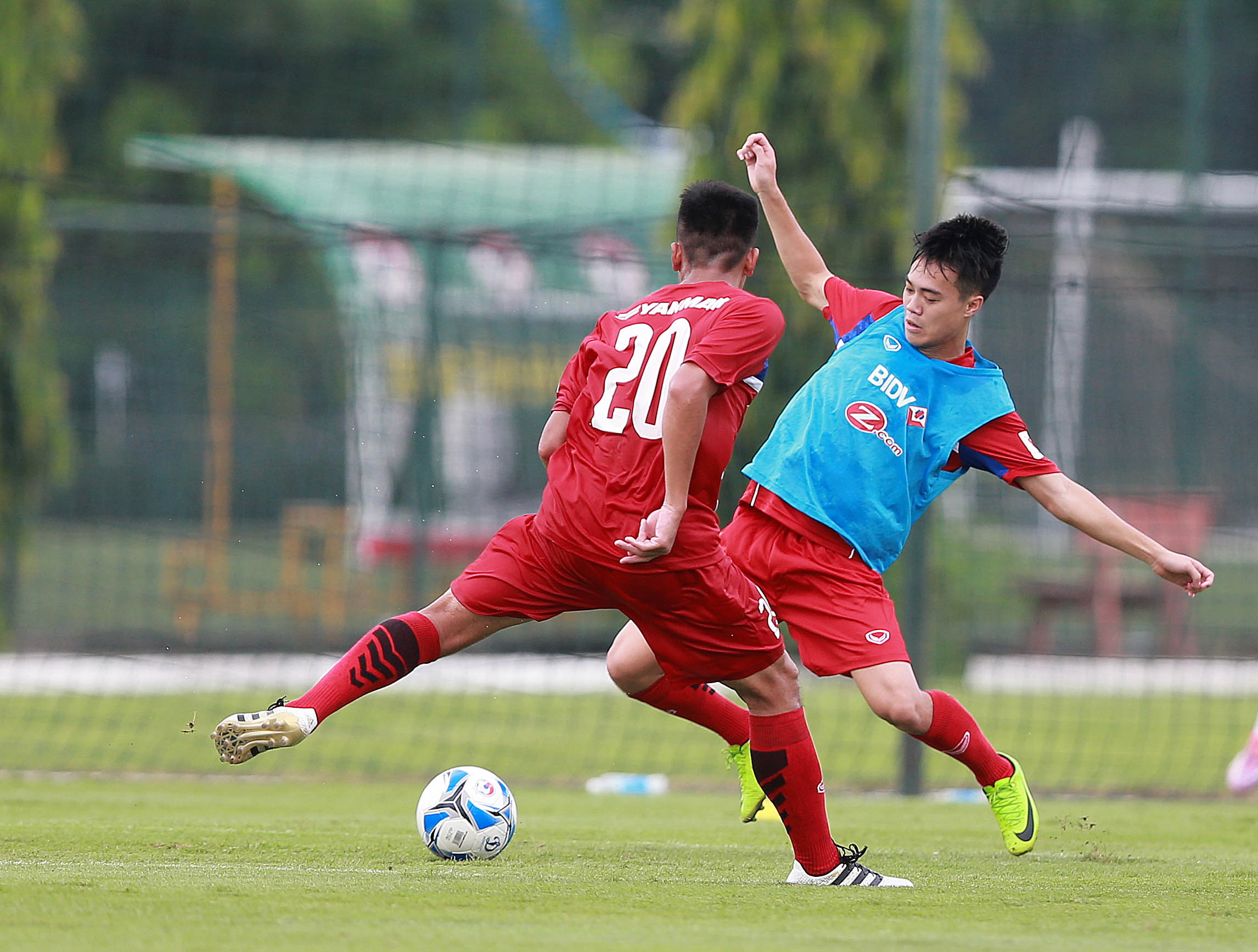 Tiền đạo Văn Toàn (phải) trong buổi tập chiều 8-7 tại Hà Nội chuẩn bị cho SEA Games 29. Ảnh: NAM KHÁNH