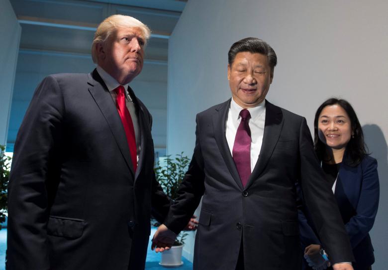Tổng thống Mỹ Donald Trump (trái) và Chủ tịch Trung Quốc Tập Cận Bình bên lề cuộc họp G20 ở Đức ngày 8-7 - Ảnh: Reuters