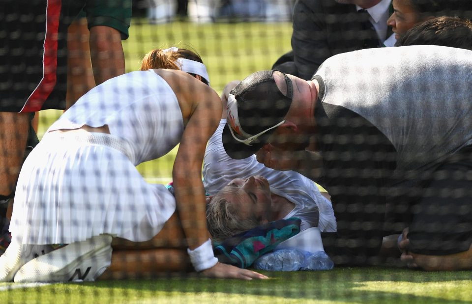 Mattek-Sands được các bác sỹ chăm sóc sau tiếng kêu cứu. Ảnh: GETTY IMAGES