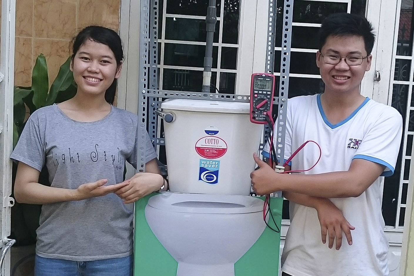 Nguyễn Thị Thanh và Nguyễn Công Tín bên mô hình dự án - Ảnh: NVCC