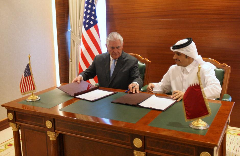 Ngoại trưởng Mỹ Rex Tillerson và Ngoại trưởng Qatar Sheikh Mohammed bin Abdulrahman al-Thani ký thỏa thuận chống tài trợ khủng bố tại Doha ngày 11-7 - Ảnh: Reuters