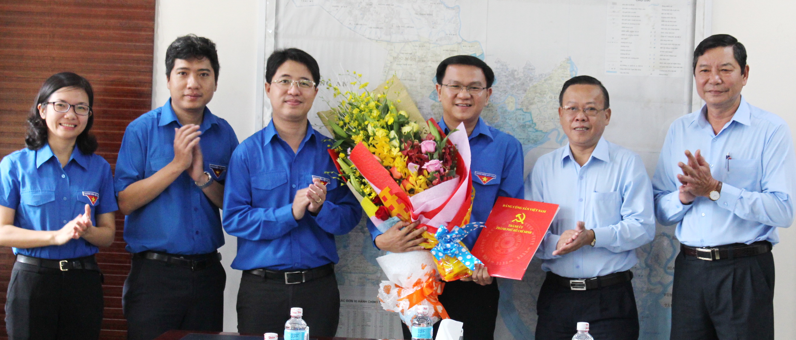 Thường trực Thành đoàn TP.HCM tặng hoa chúc mừng anh Lâm Đình Thắng nhận nhiệm vụ mới - Ảnh: Q.L.