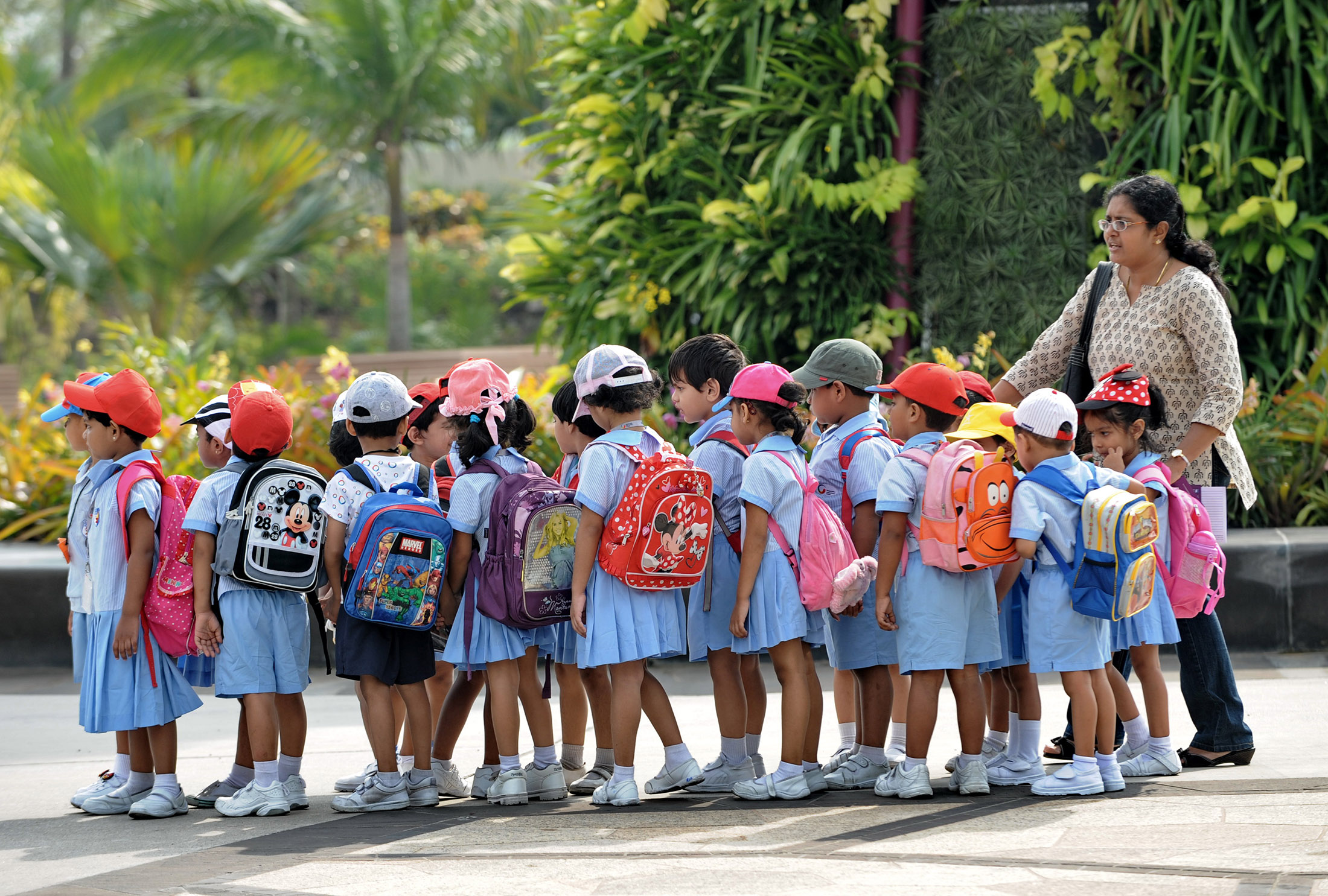 Trẻ mẫu giáo ở Singapore trong một chuyến đi tham quan dã ngoại - ảnh: AFP