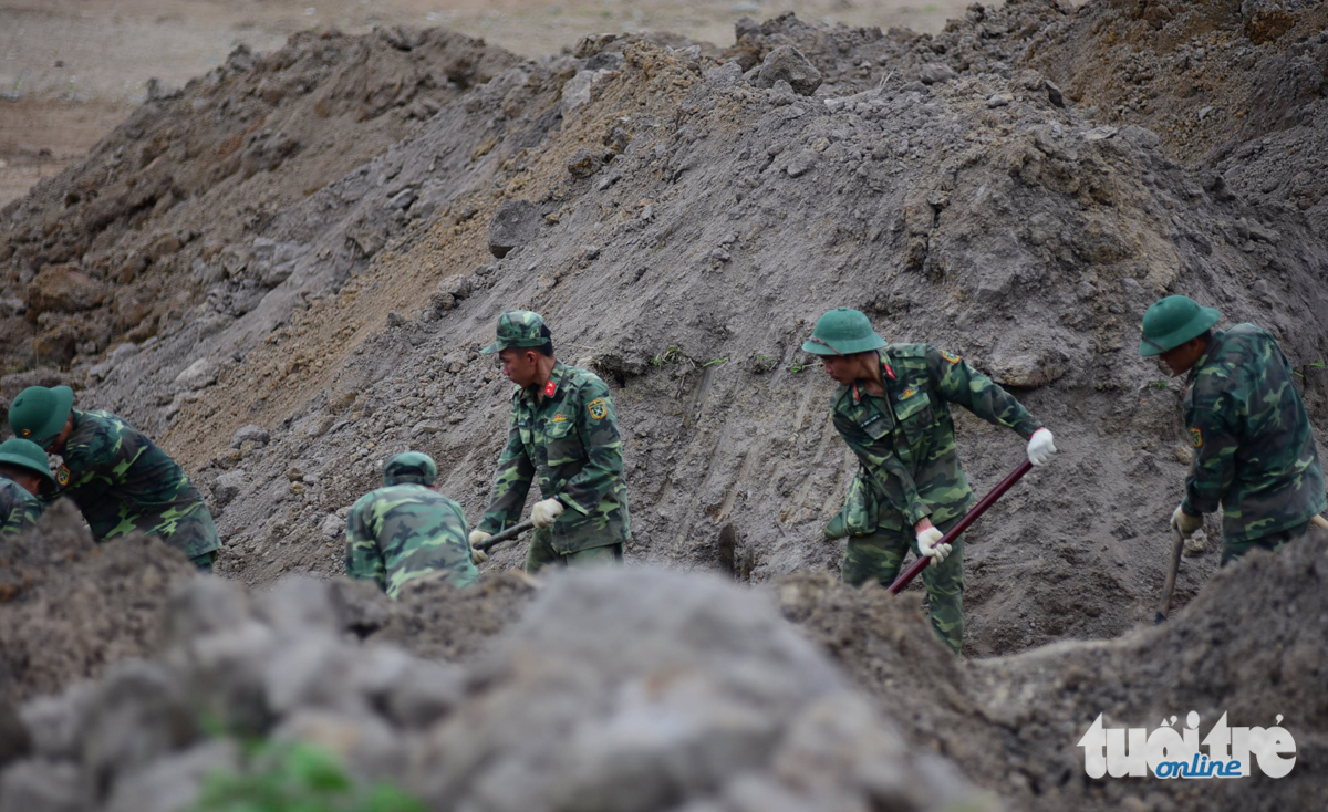 Lực lượng công binh tìm kiếm chiều 12-7- Ảnh: Hữu Thuận
