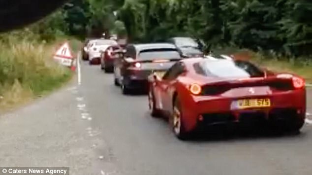 Đoàn xe Ferrari trong video của một tài xế ở Anh - Ảnh: Caters News Agency