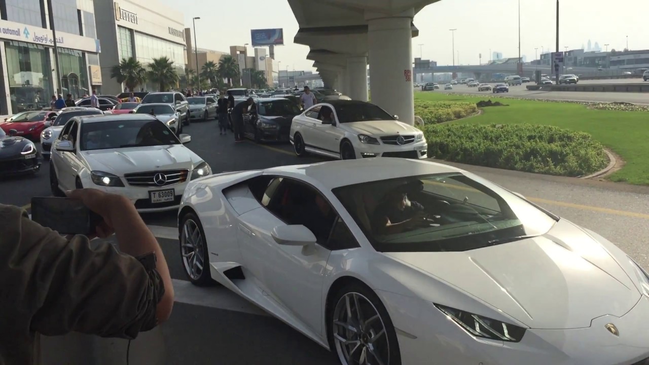 Một bức ảnh khác được cho chụp tại Dubai, cũng chứa đầy những chiếc siêu xe đang... kẹt xe - Ảnh: YouTube