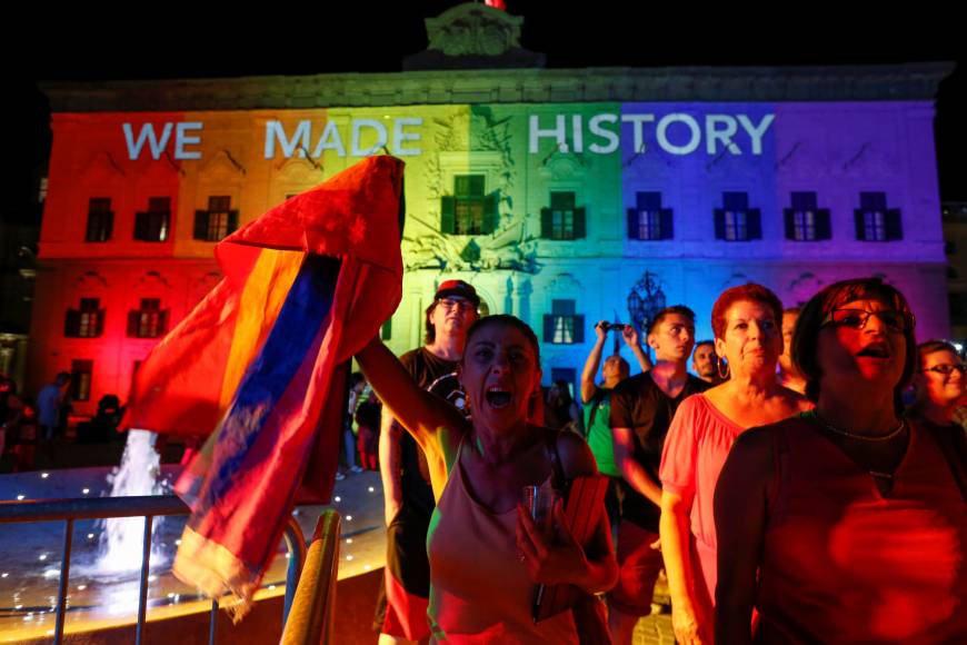 Dân Malta ăn mừng sau khi quốc hội thông thông qua luật hôn nhân đồng giới ngày 12-7 - ảnh: Reuters
