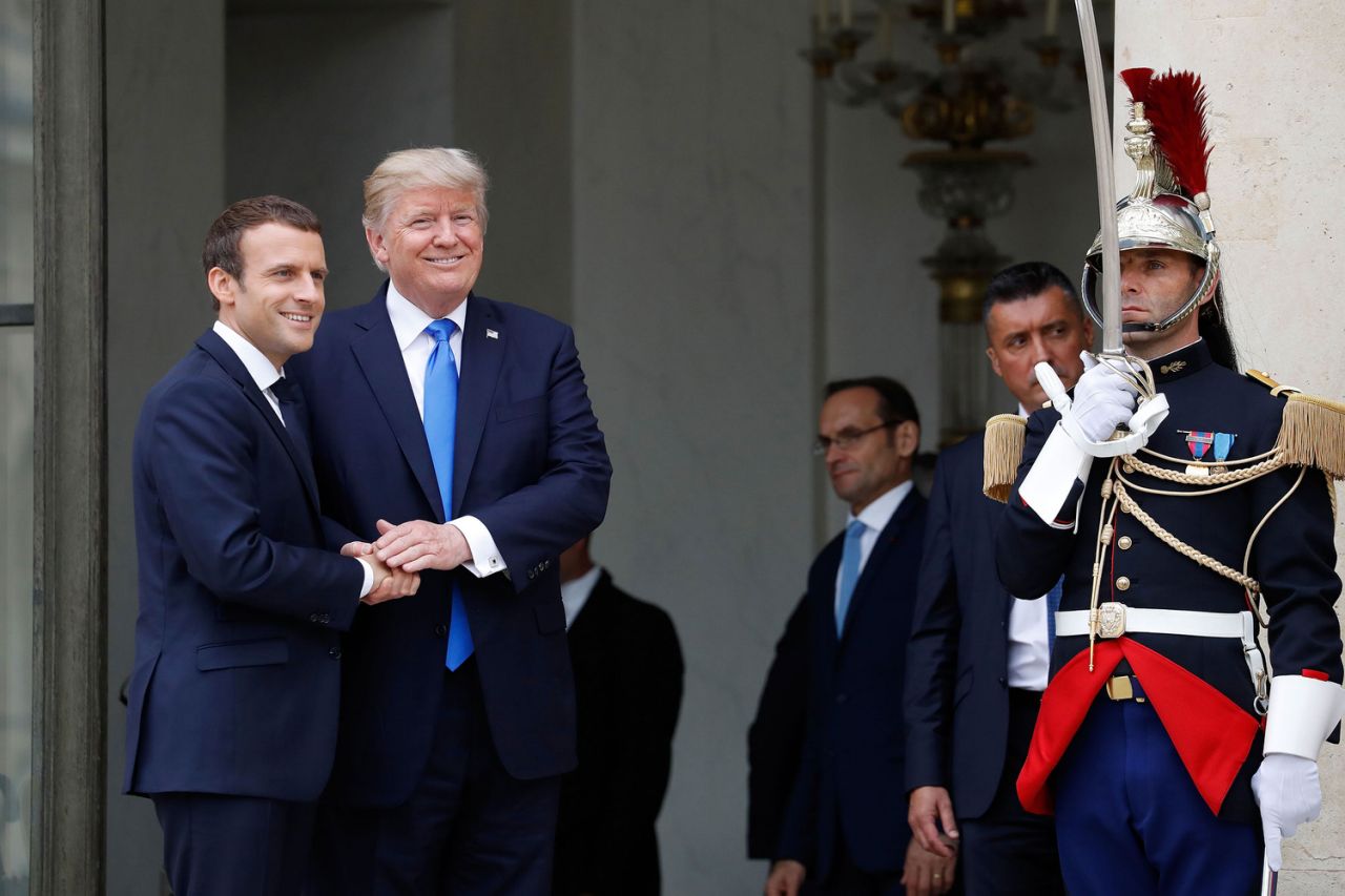 Tổng thống Pháp Emmanuel Macron (trái) và Tổng thống Mỹ Donald Trump tại Điện Elysee ngày 13-7 - Ảnh: AFP