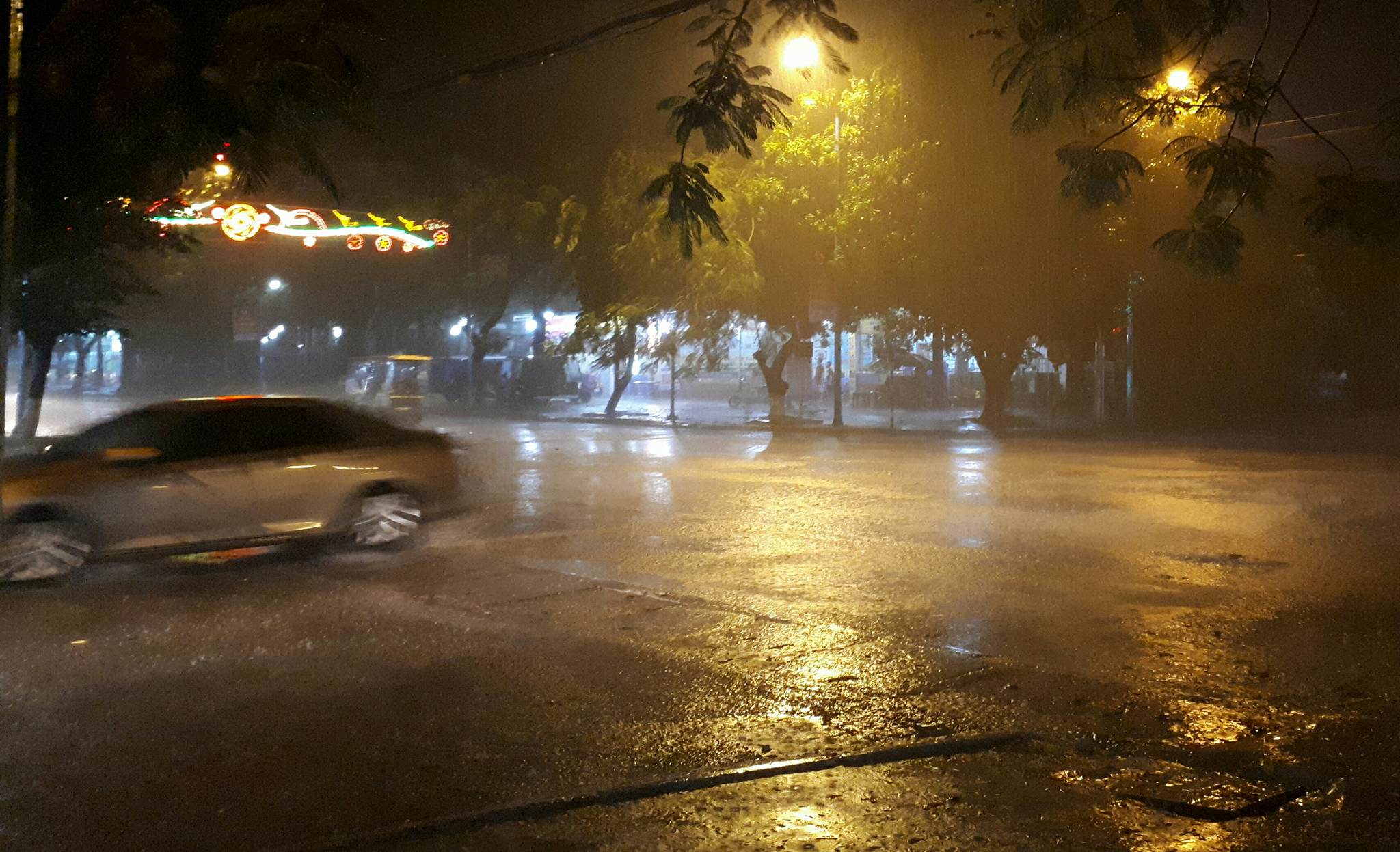 TX Cửa Lò có mưa lớn trước giờ cơn bão số 2 đổ bộ vào đất liền - Ảnh: DOÃN HÒA