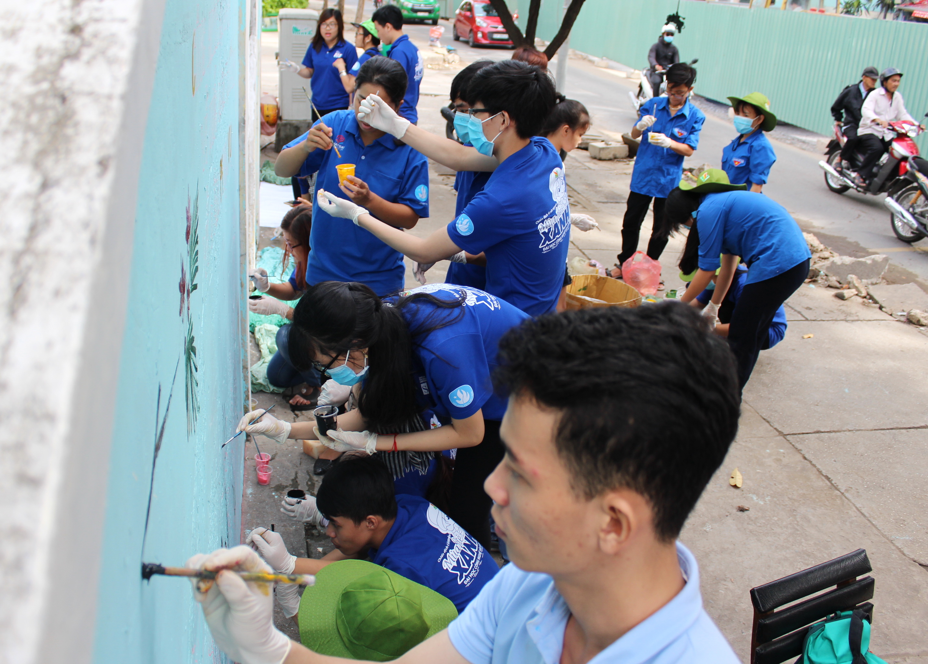 Các chiến sĩ vẽ trang trí tường tại khu cư xá cũ trên đường Khánh Hội (Q.4, TP.HCM) - Ảnh: Q.L.