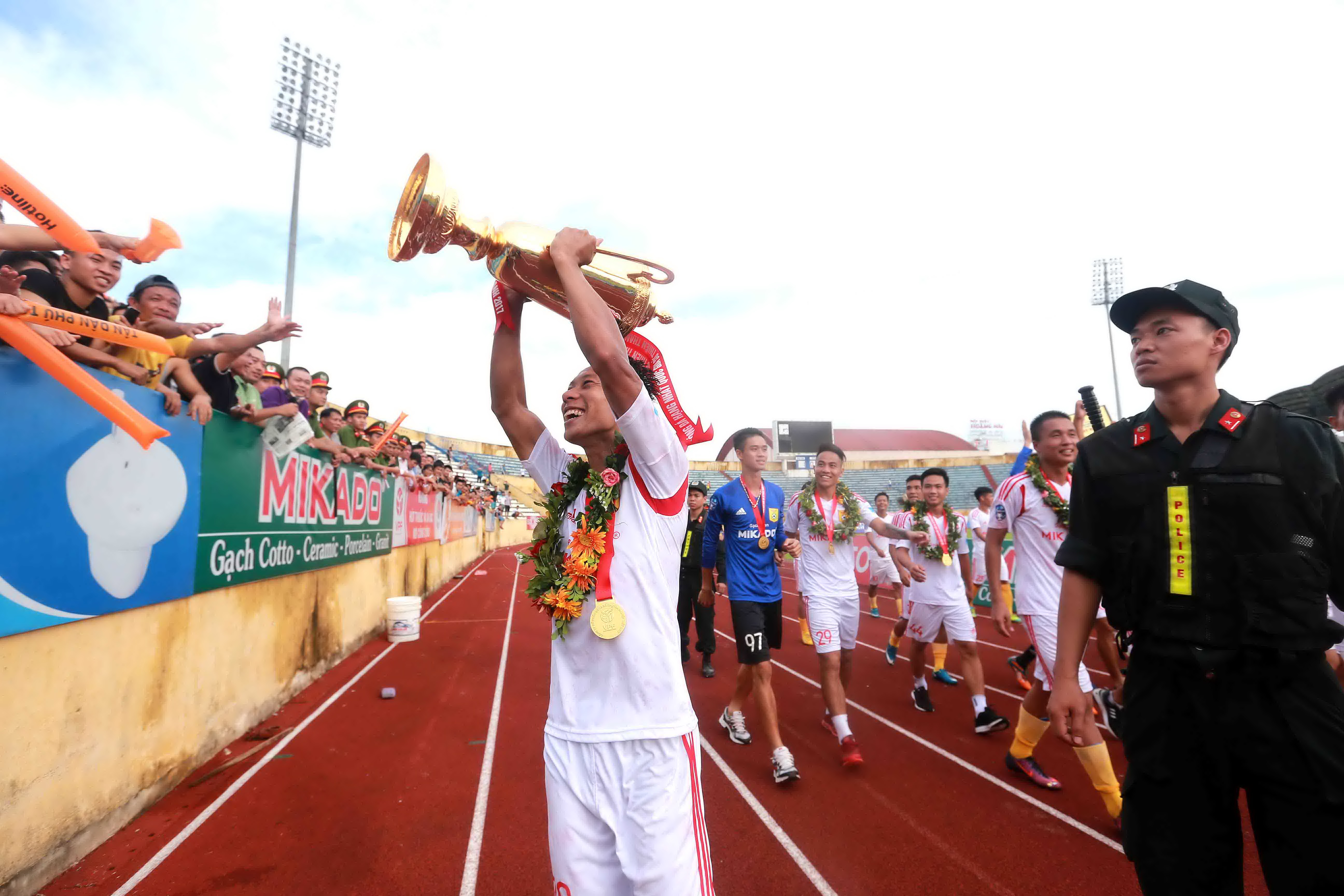 Cầu thủ đội Nam Định ăn mừng chức vô địch Giải hạng nhất quốc gia 2017 và suất thăng hạng V-League 2018 Ảnh: NAM KHÁNH