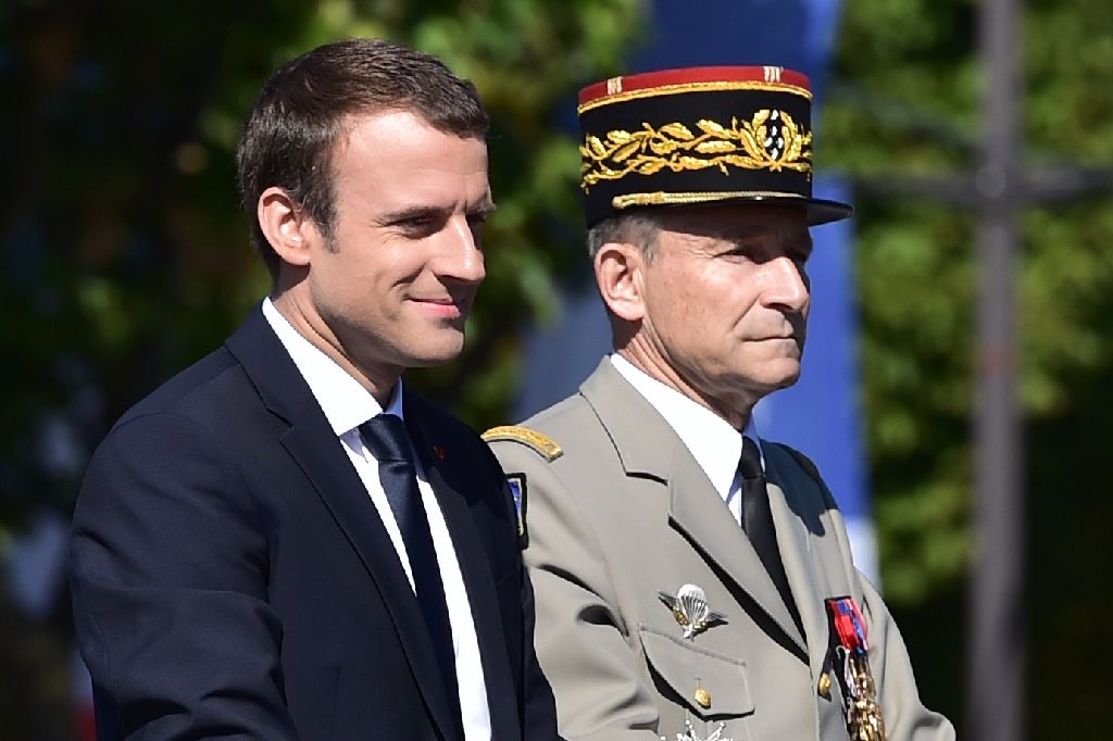 Tổng thống Pháp Emmanuel Macron và Tổng tham mưu trưởng Các lực lượng vũ trang Pháp Pierre de Villiers tại buổi duyệt binh ở Paris ngày 14-7 - Ảnh: AFP