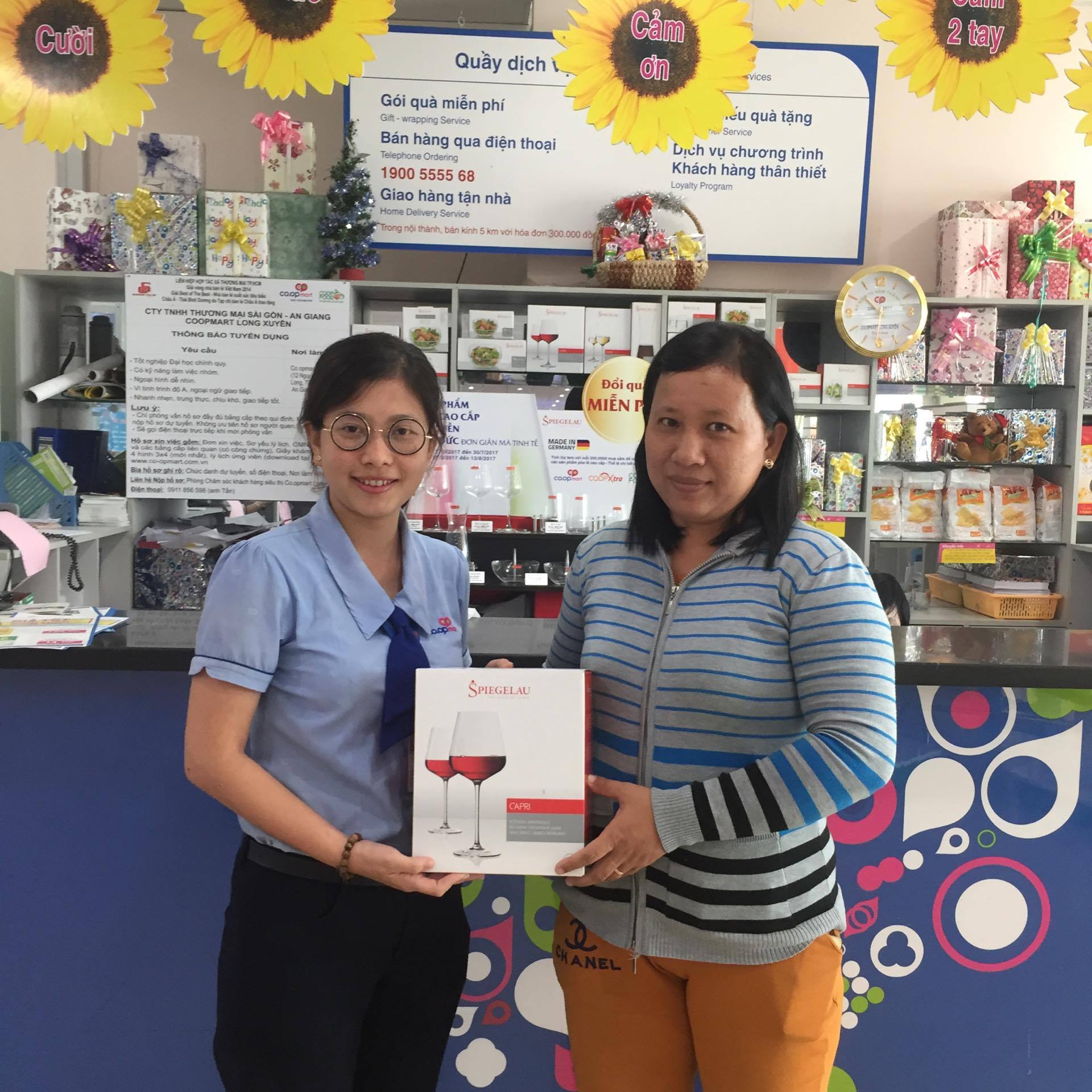 Một khách hàng nhận miễn phí bộ 2 ly vang đỏ tại Co.opmart Cam Ranh