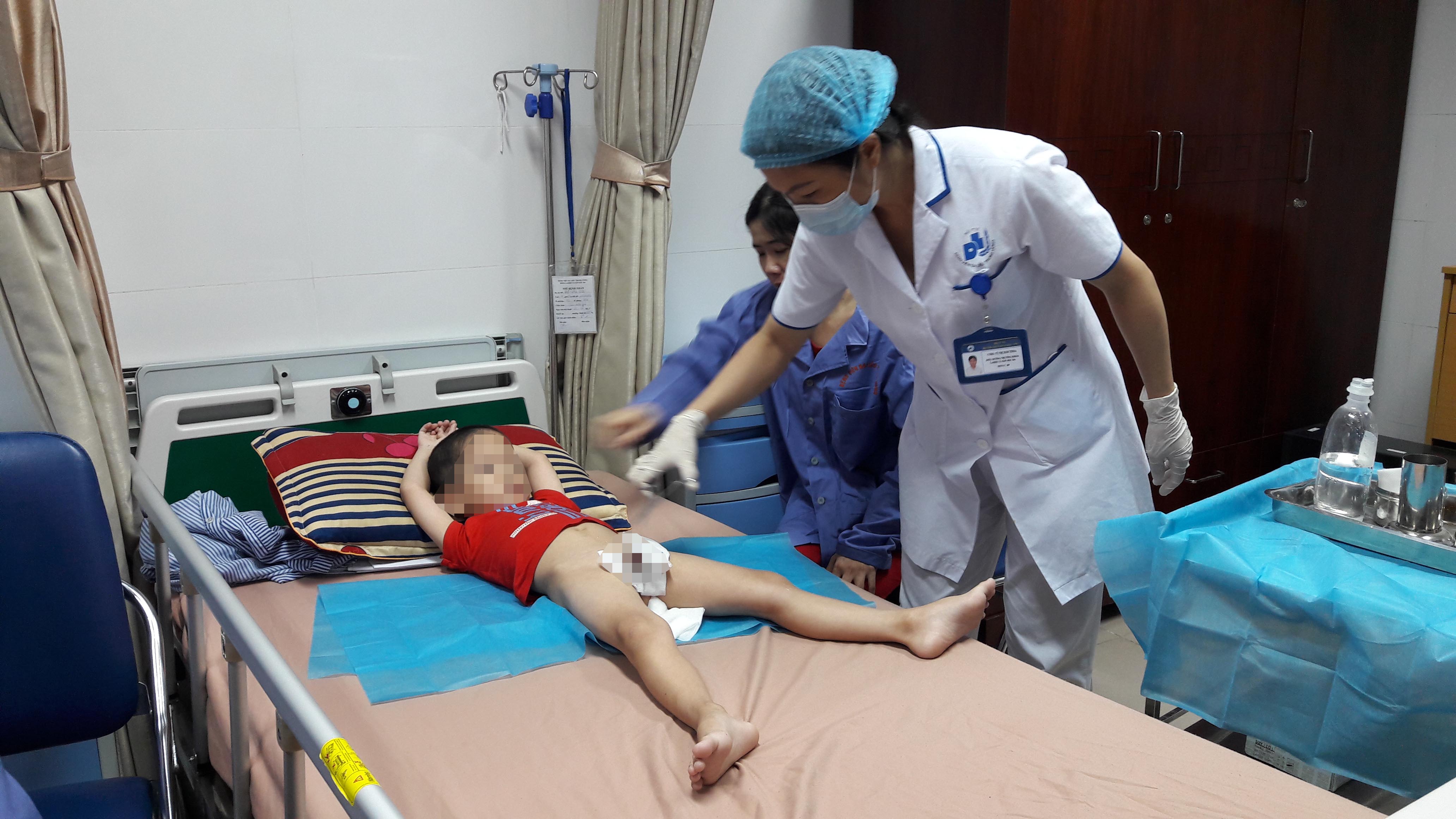 Trẻ bị sùi mào gà ở Hưng Yên đang được điều trị tại Bệnh viện Da liễu T.Ư - Ảnh: THÙY LINH