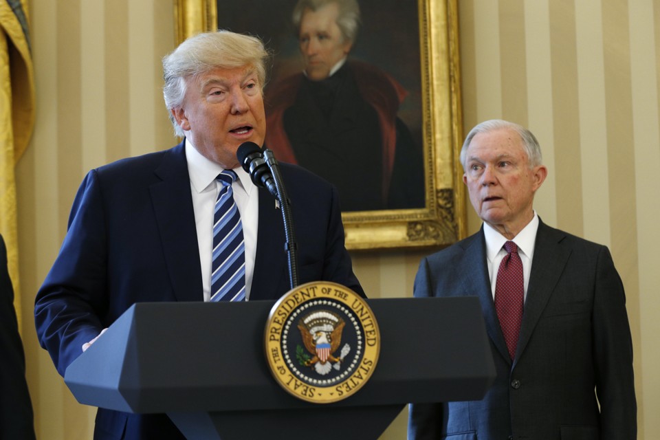 Tổng thống Mỹ Donald Trump (trái) phát biểu cạnh ông Jeff Sessions trong lễ bổ nhiệm ông Sessions làm Bộ trưởng Tư pháp - Ảnh: Reuters