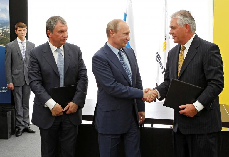 Tổng thống Nga Vladimir Putin (giữa) đứng cạnh ông Igor Sechin và bắt tay giám đốc điều hành Rex Tillerson của ExxonMobile trong lễ ký kết hợp tác khai thác ở Biển Đen năm 2012 - Ảnh: Reuters