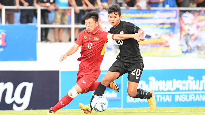 Thành Long (áo đỏ) nỗ lực vượt qua hậu vệ U-15 Thái Lan trong trận chung kết. Ảnh: AFF