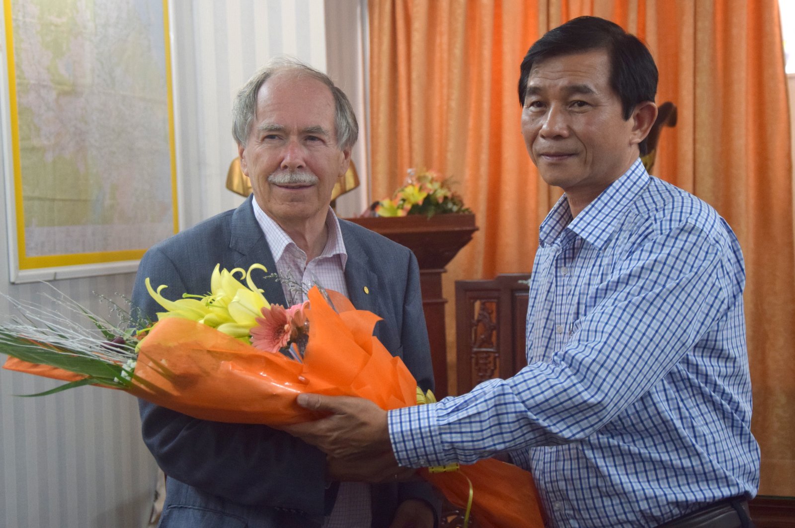 Ông Trần Châu (phải), Phó chủ tịch UBND tỉnh Bình Định ra sân bay đón GS. Gerardus’t Hooft - Ảnh: TRƯỜNG ĐĂNG