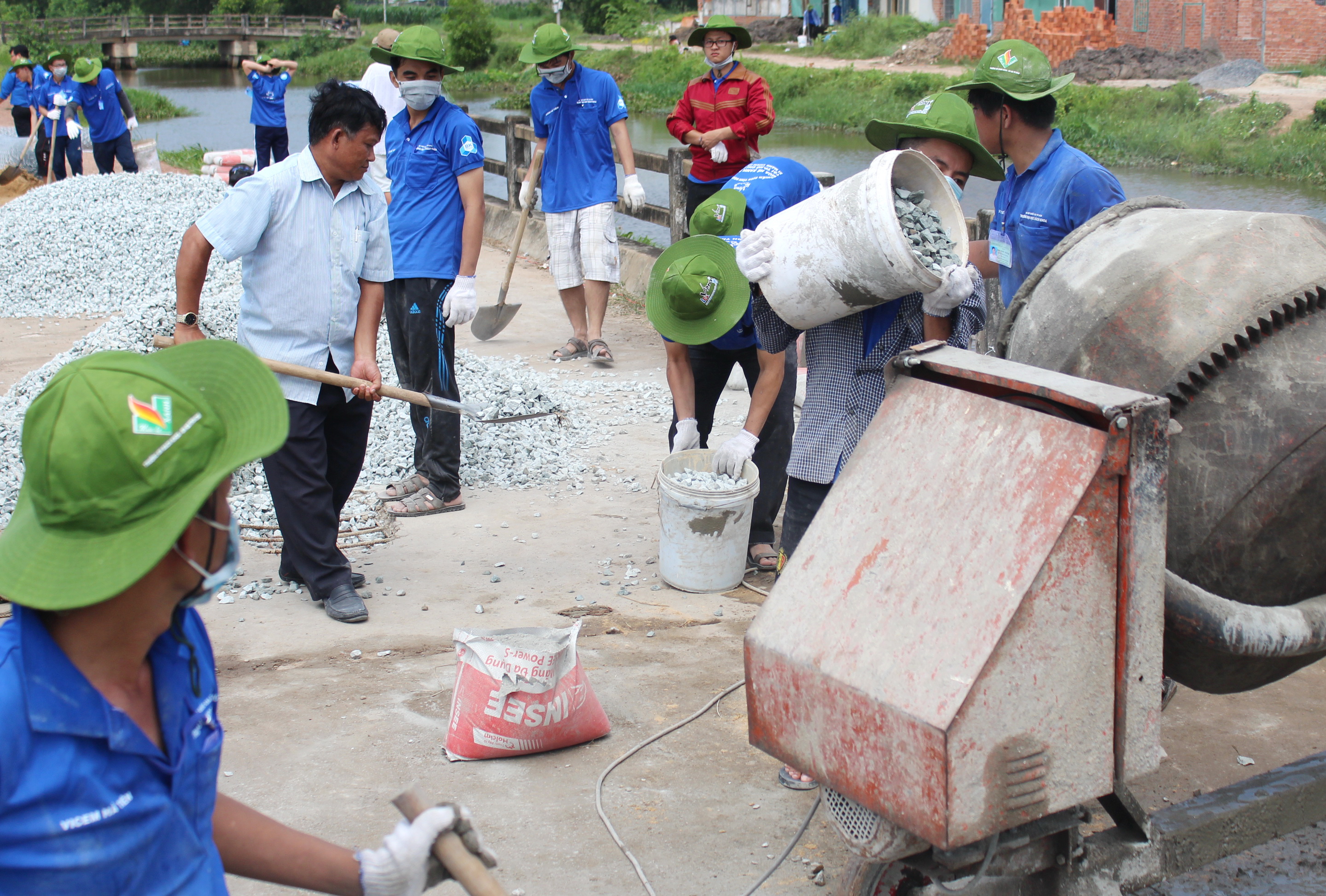 Chiến sĩ Mùa hè xanh ĐH Bách khoa (ĐH Quốc gia TP.HCM) giúp người dân sửa chữa cầu Rỗng Cát tại ấp Phú Lợi, xã Tân Phú Trung  (huyện Củ Chi, TP.HCM) - Ảnh: Q.L.